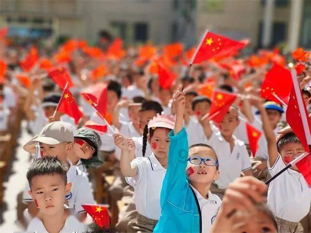 时尚拼接牛仔裤